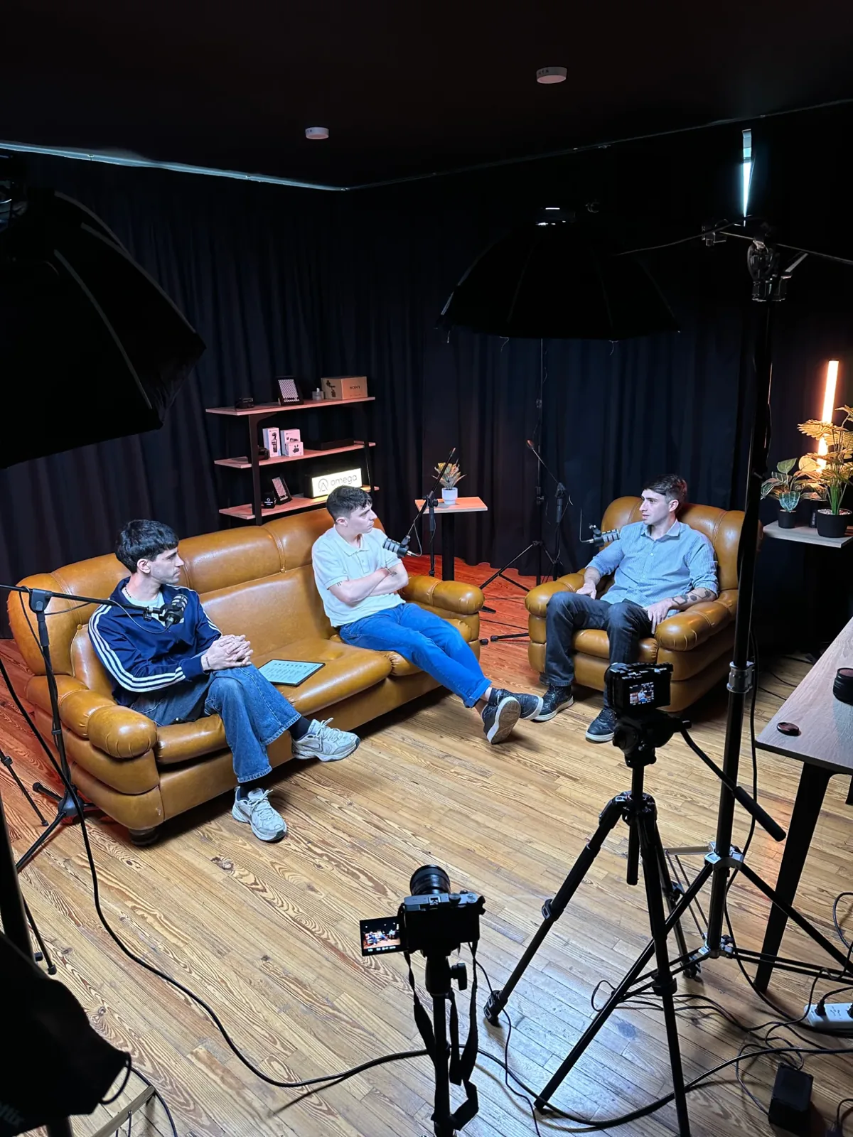 El equipo de Koncepto conversando en su estudio de grabación
